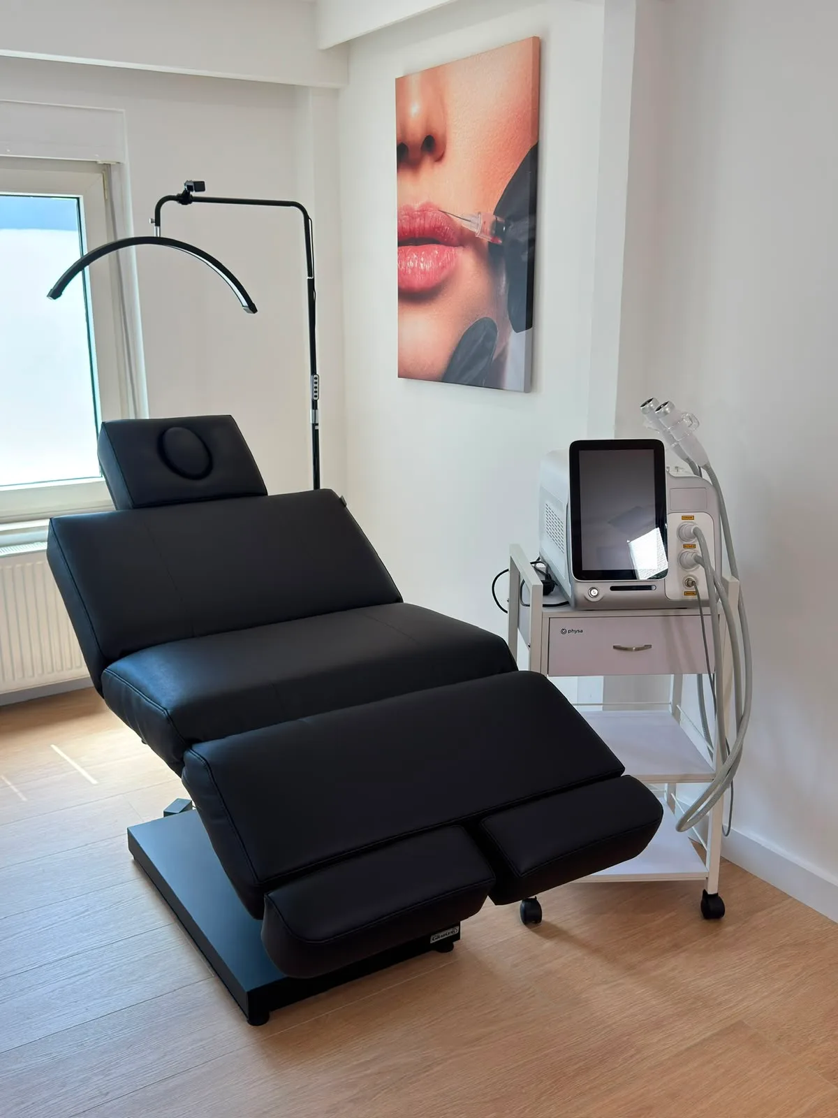 Behandlungsplatz mit modernem Gerät im Studio Aesthetic Perfect
